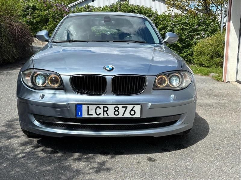 Blå Begagnad 2011 BMW 118 Comfort Edition Halvkombi | 81 500 kr (Marknadspris) - Bild 1/4
