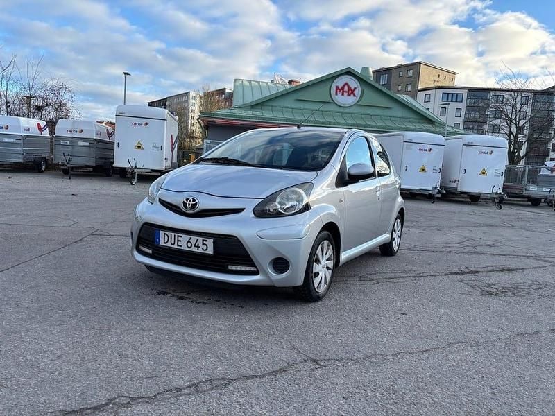 Begagnad 2013 Toyota Aygo Halvkombi | 51 495 kr (Lite dyr) - Bild 1/4
