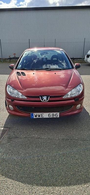 Röd Begagnad 2005 Peugeot 206 Halvkombi | 22 000 kr (Marknadspris) - Bild 1/4