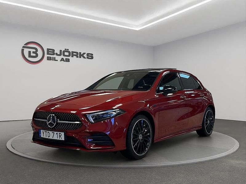 Röd Begagnad 2020 Mercedes A250 Premium Plus Halvkombi | 274 500 kr (Marknadspris) - Bild 1/4