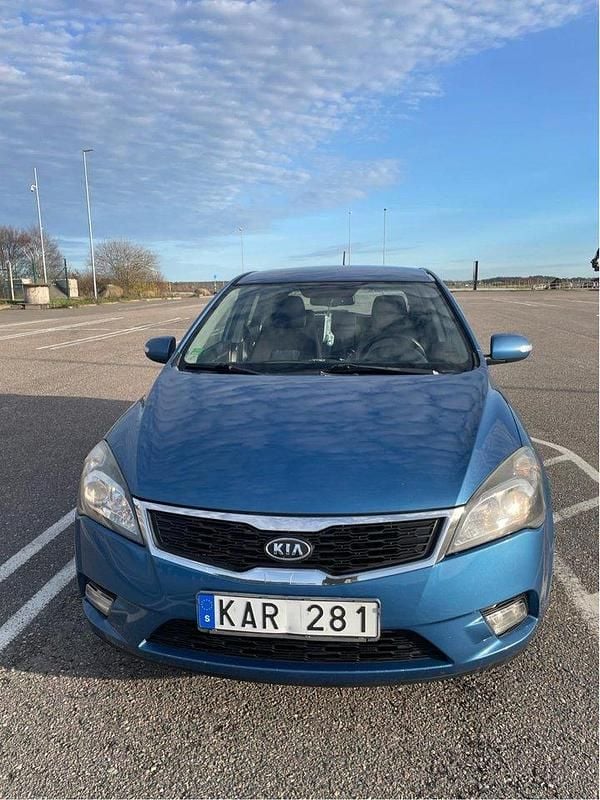 Blå Begagnad 2010 Kia Ceed Halvkombi | 38 000 kr (Marknadspris) - Bild 1/4