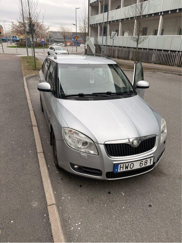 Silver Begagnad 2009 Skoda Fabia Kombi | 25 000 kr (Marknadspris) - Bild 1/4