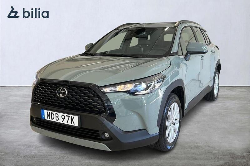 Grön Begagnad 2025 Toyota Corolla Cross Active SUV | 369 900 kr (Marknadspris) - Bild 1/3