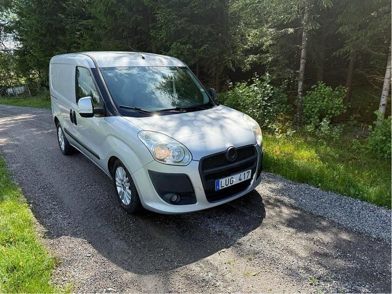 Grå Begagnad 2011 Fiat Doblò Minibuss | 16 000 kr (Superpris) - Bild 1/4