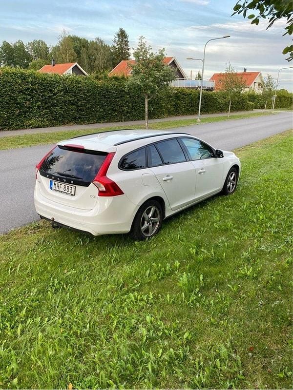 Vit Begagnad 2017 Volvo V60 Kinetic Kombi | 135 000 kr (Bra pris) - Bild 1/4