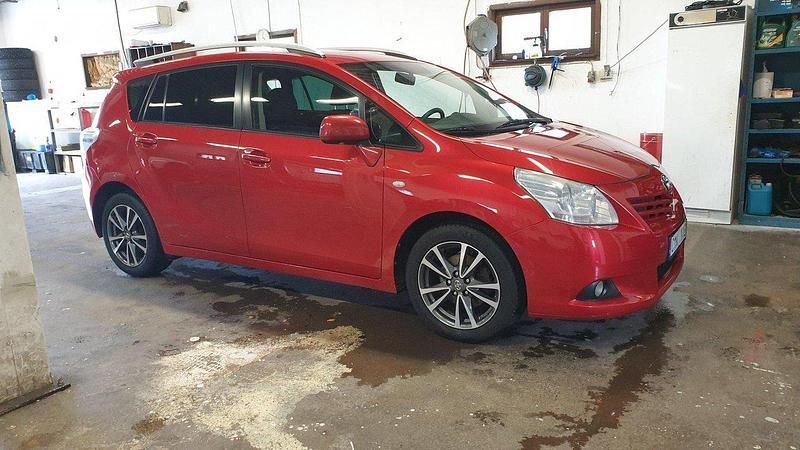 Röd Begagnad 2010 Toyota Verso Minibuss | 60 000 kr - Bild 1/4