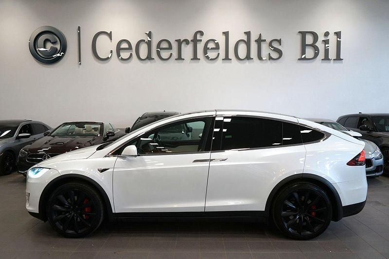 Vit Begagnad 2019 Tesla Model X Performance SUV | 518 900 kr (Marknadspris) - Bild 1/4
