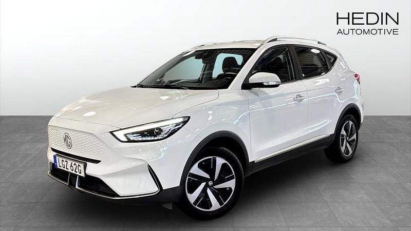 Vit (white) Begagnad 2022 MG ZS Comfort Sedan | 234 900 kr (Superpris) - Bild 1/4