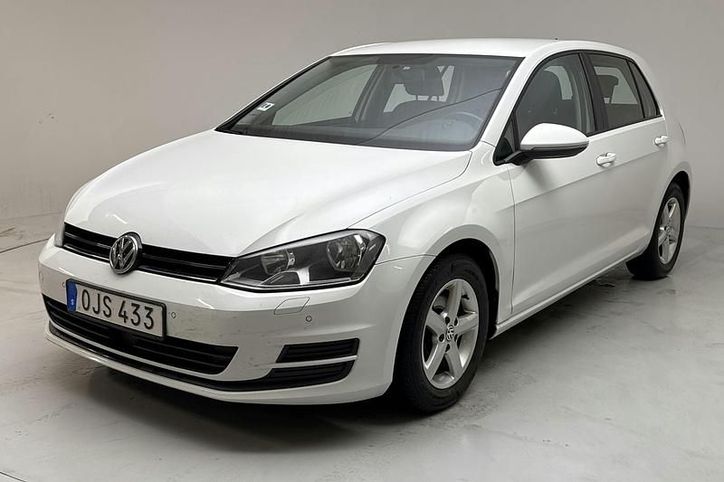 Vit Begagnad 2017 VW Golf VII | 120 000 kr (Lite dyr) - Bild 1/4