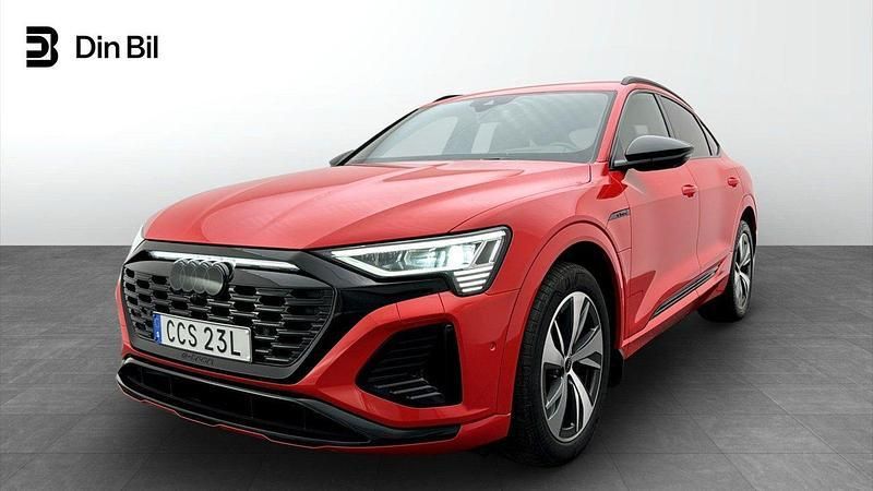 Soneiraröd metallic Begagnad 2023 Audi Q8 Sportback e-tron S-Line SUV | 679 000 kr - Bild 1/4