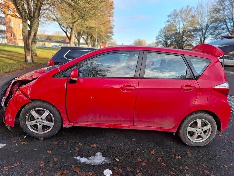 Begagnad 2011 Toyota Verso-S Multidrive S Minibuss | 50 000 kr (Superpris) - Bild 1/4