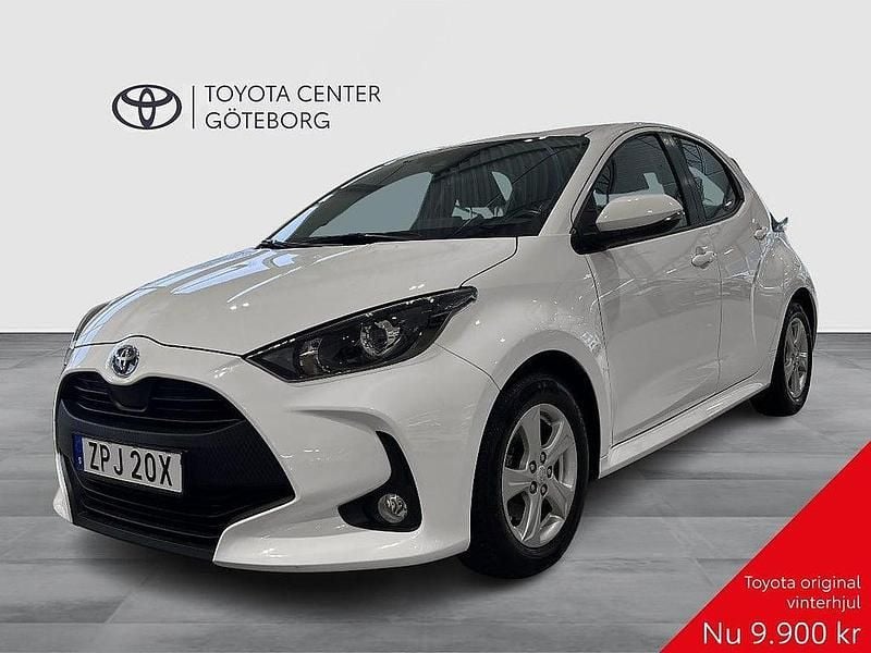 Vit Begagnad 2021 Toyota Yaris Hybrid Active Halvkombi | 199 900 kr (Marknadspris) - Bild 1/2