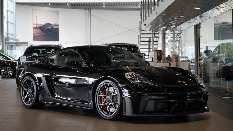 Svart Ny 2025 Porsche 718 Cayman GT4 Sportkupé | 1 780 300 kr - Bild 1/4