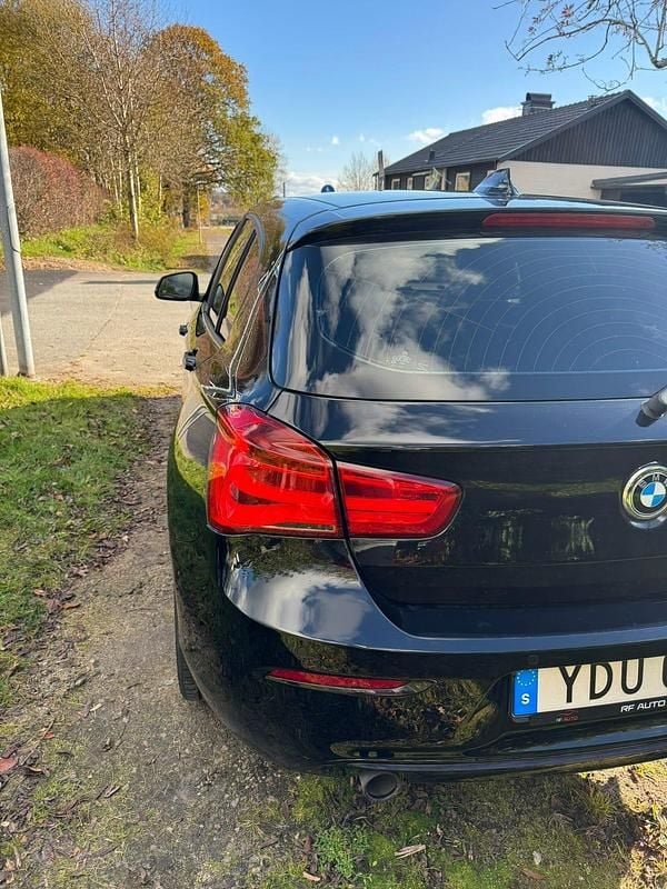 Begagnad BMW 118 136 HK (100 kW) 2016 Svart Halvkombi