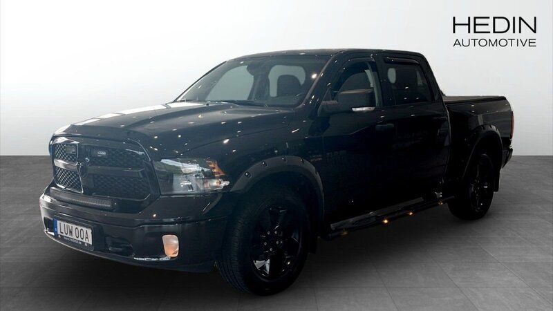 Svart (black) Begagnad 2023 RAM 1500 Pickup | 648 750 kr - Bild 1/4