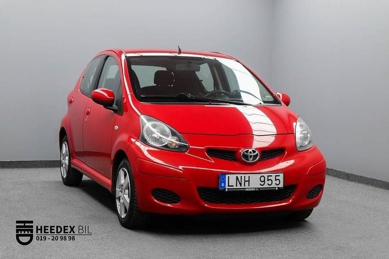 Röd Begagnad 2010 Toyota Aygo Halvkombi | 34 900 kr (Marknadspris) - Bild 1/4