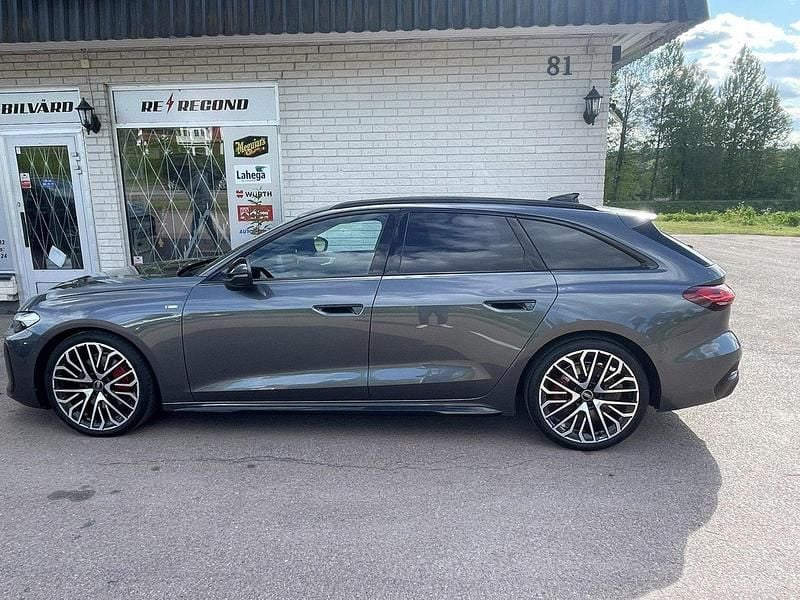Grå Begagnad 2025 Audi A5 S-Line Sportkupé | 605 000 kr - Bild 1/4