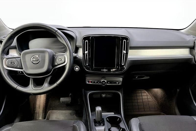 Begagnad Volvo XC40 Momentum 151 HK (111 kW) 2019 Vit SUV