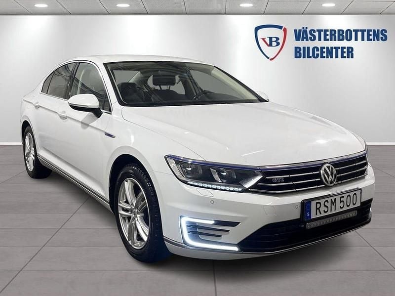 Vit Begagnad 2018 VW Passat GTE Sedan | 149 000 kr (Bra pris) - Bild 1/4