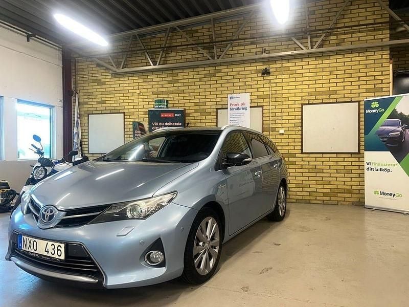 Ljusblå (blå) Begagnad 2013 Toyota Auris Touring Sports Executive Kombi | 89 900 kr (Marknadspris) - Bild 1/4