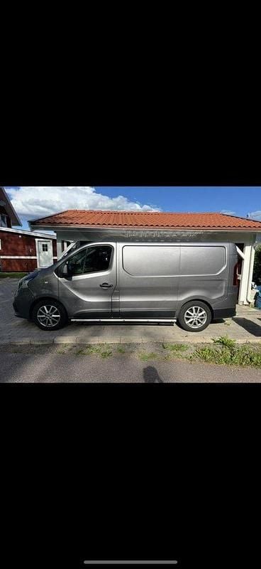 Grå Begagnad 2015 Renault Trafic Van | 99 000 kr (Marknadspris) - Bild 1/4