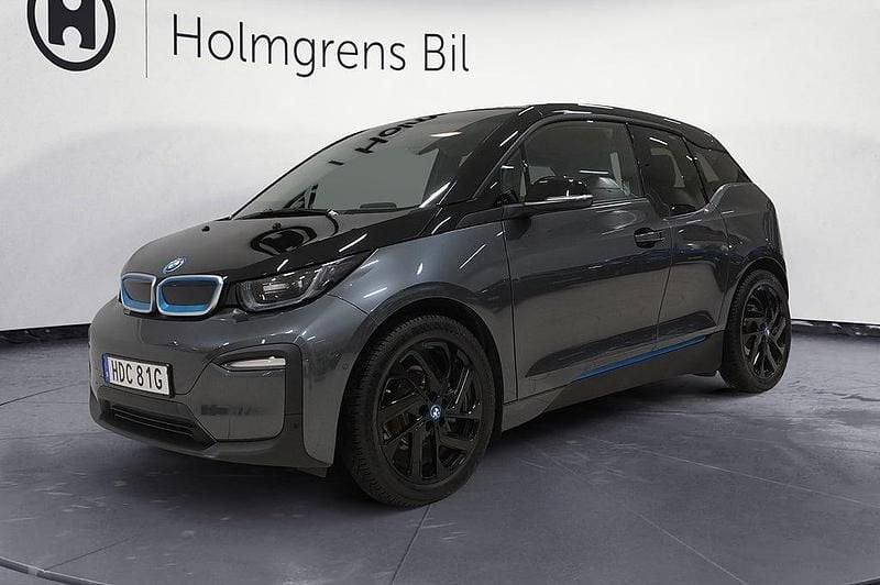 Grå Begagnad 2022 BMW i3 Halvkombi | 229 900 kr (Marknadspris) - Bild 1/4