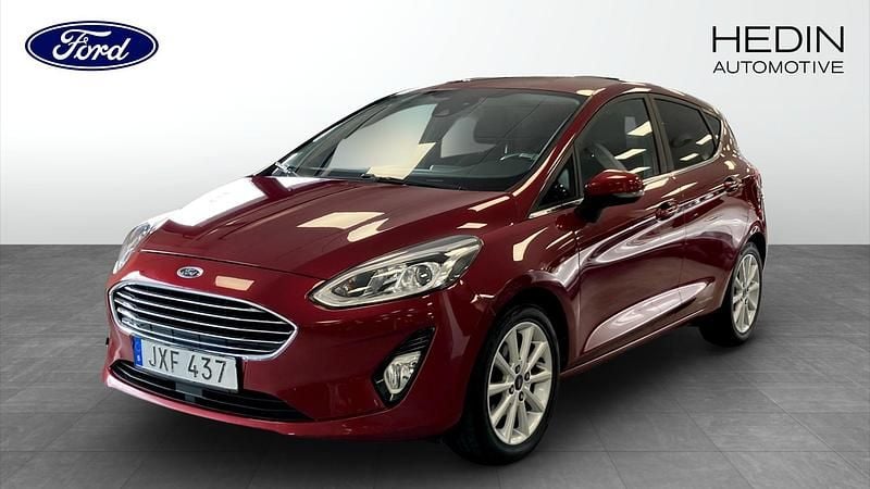 Röd (red) Begagnad 2018 Ford Fiesta Titanium Halvkombi | 94 800 kr (Marknadspris) - Bild 1/4