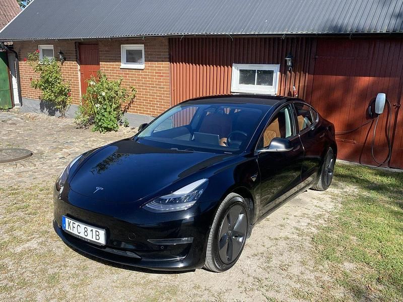 Svart Begagnad 2019 Tesla Model 3 Long Range AWD Sedan | 215 000 kr (Dyr) - Bild 1/4