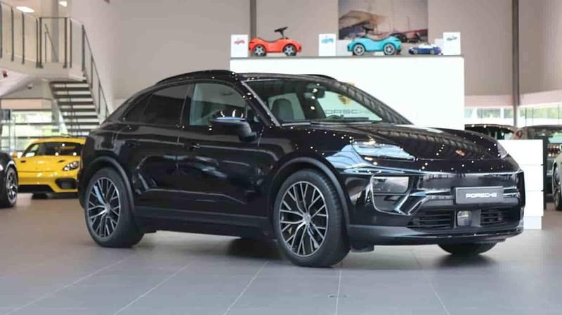 Svart Begagnad 2024 Porsche Macan 4 Electric SUV | 949 000 kr (Bra pris) - Bild 1/1