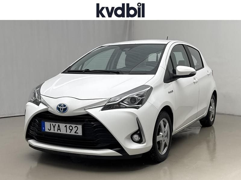 Vit Begagnad 2017 Toyota Yaris Hybrid Active Halvkombi | 118 000 kr (Superpris) - Bild 1/3