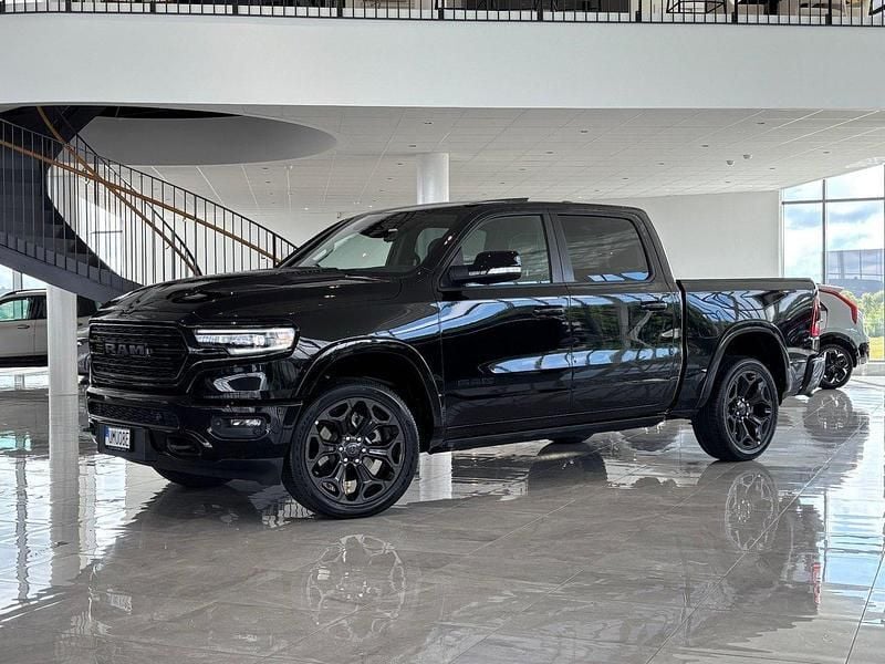 Svart Begagnad 2021 RAM 1500 Pickup | 889 000 kr (Lite dyr) - Bild 1/4