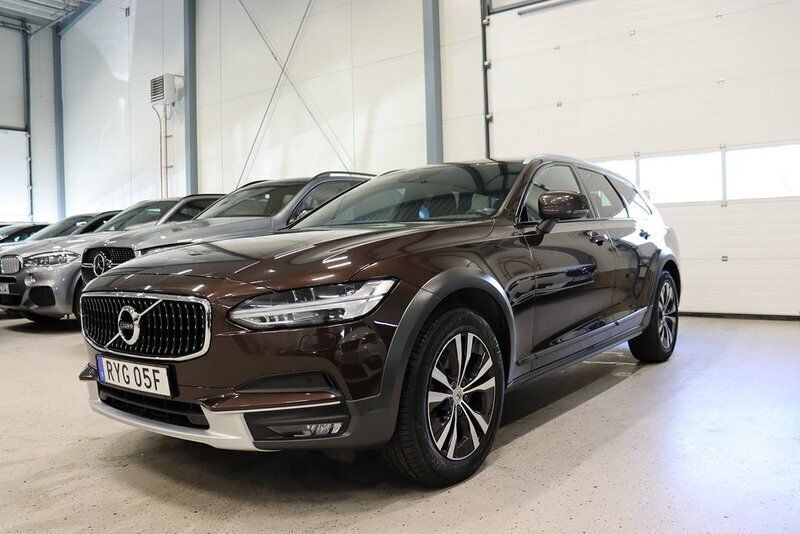 Mörkbrun (brun) Begagnad 2019 Volvo V90 CC Momentum Kombi | 289 400 kr (Marknadspris) - Bild 1/4