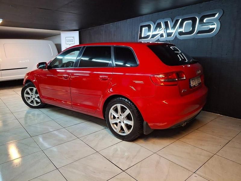 Begagnad Audi A3 Attraction 105 HK (77 kW) 2011 Röd Halvkombi