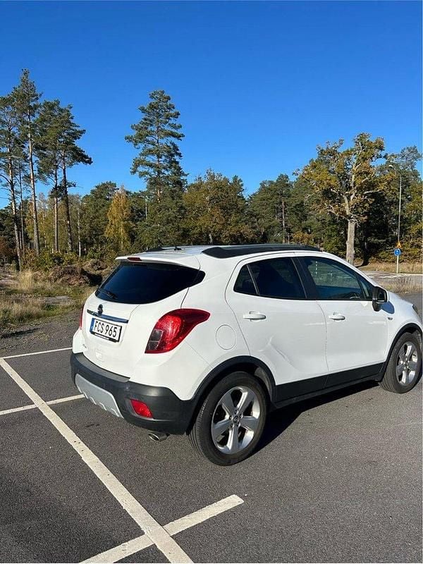 Vit Begagnad 2014 Opel Mokka SUV | 99 900 kr (Marknadspris) - Bild 1/4