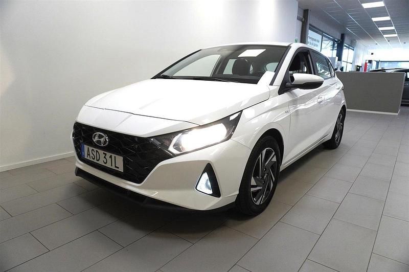 Vit Begagnad 2022 Hyundai i20 Halvkombi | 189 900 kr (Marknadspris) - Bild 1/4