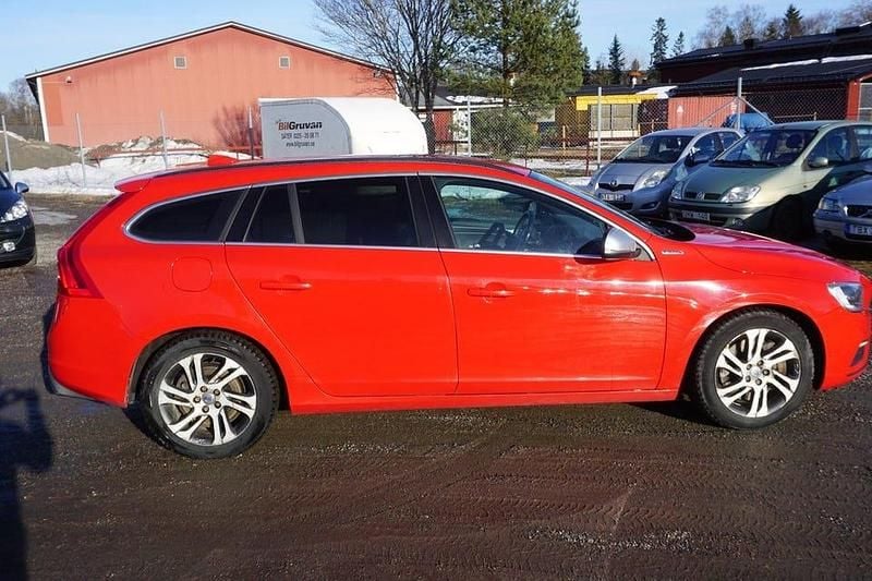 Begagnad Volvo V60 R-Design 231 HK (169 kW) 2016 Röd Kombi