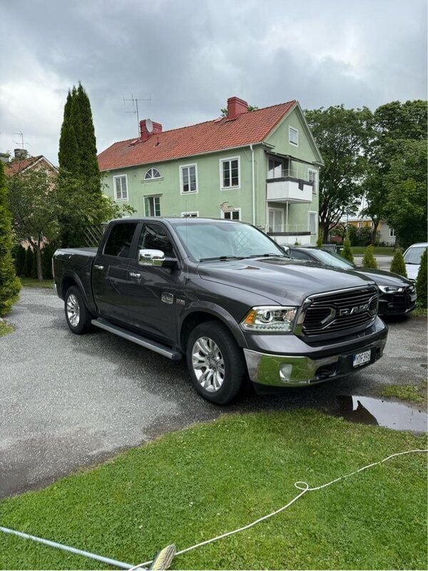 Grå Begagnad 2016 Dodge Ram Pickup | 375 000 kr (Marknadspris) - Bild 1/4