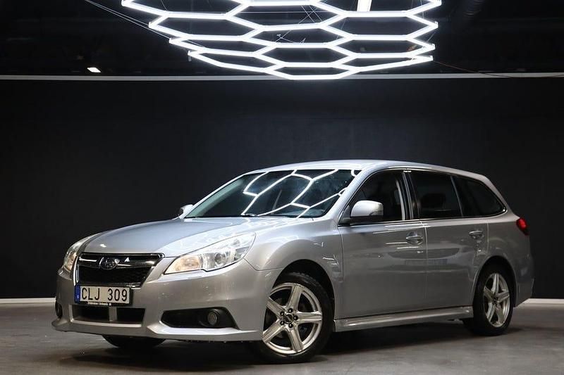 Silver Begagnad 2013 Subaru Legacy Kombi | 119 900 kr (Dyr) - Bild 1/4