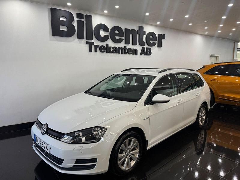 Vit Begagnad 2017 VW Golf VII Kombi | 129 900 kr (Marknadspris) - Bild 1/4