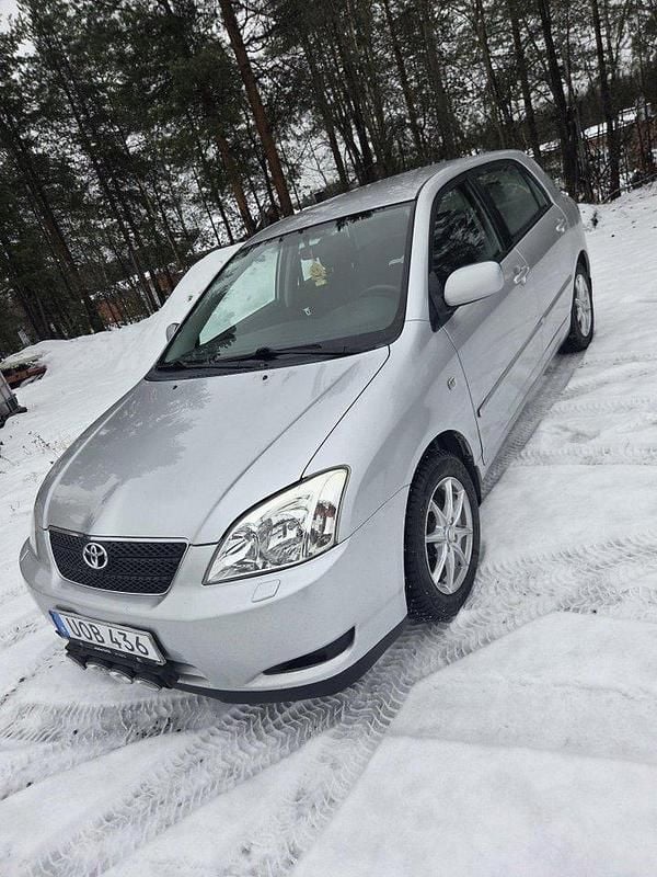 Silver Begagnad 2004 Toyota Corolla Halvkombi | 50 000 kr (Lite dyr) - Bild 1/4