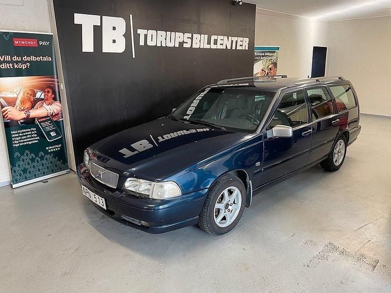 Mörkblå Begagnad 1999 Volvo V70 SE Kombi | 99 000 kr - Bild 1/4