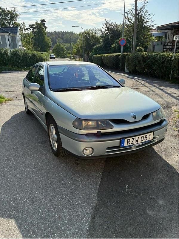 Grå Begagnad 2001 Renault Laguna II Halvkombi | 18 500 kr - Bild 1/4