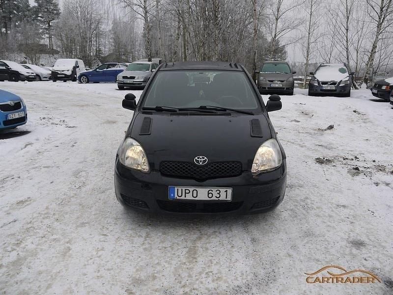 Begagnad Toyota Yaris 65 HK (47 kW) 2004 Svart