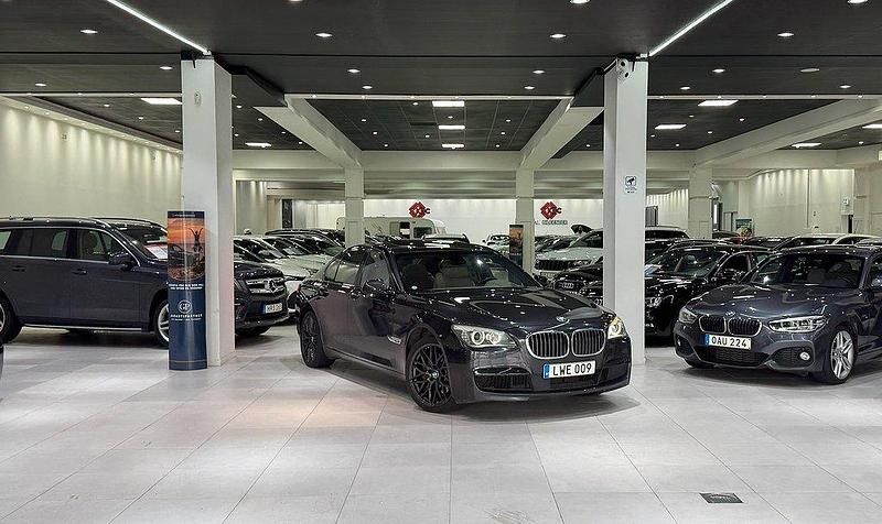 Grå Begagnad 2011 BMW 740 M Sport Sedan | 139 900 kr - Bild 1/4