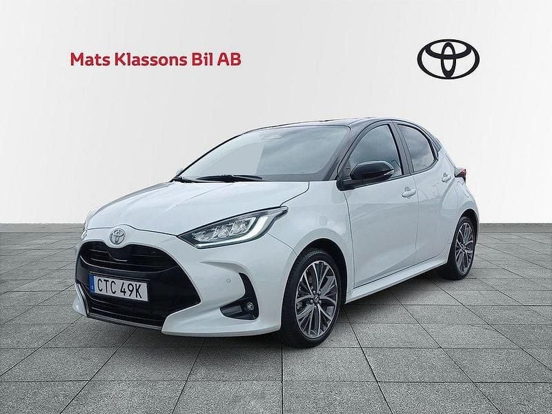 Vit Begagnad 2024 Toyota Yaris Hybrid Style Halvkombi | 279 000 kr (Marknadspris) - Bild 1/4