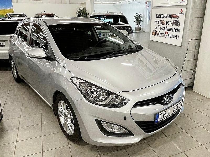 Begagnad Hyundai i30 Premium 110 HK (80 kW) 2013 Silver Halvkombi