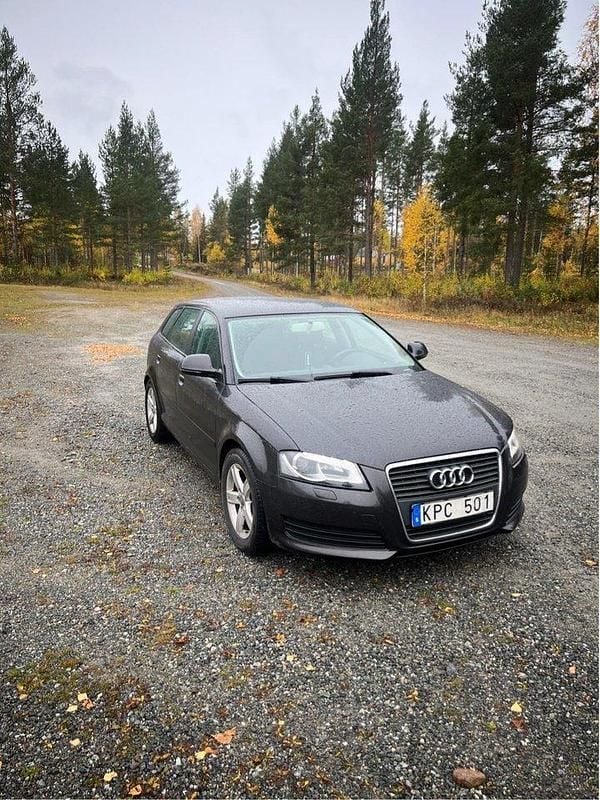 Grå Begagnad 2010 Audi A3 Sportback Attraction Halvkombi | 48 500 kr (Marknadspris) - Bild 1/4