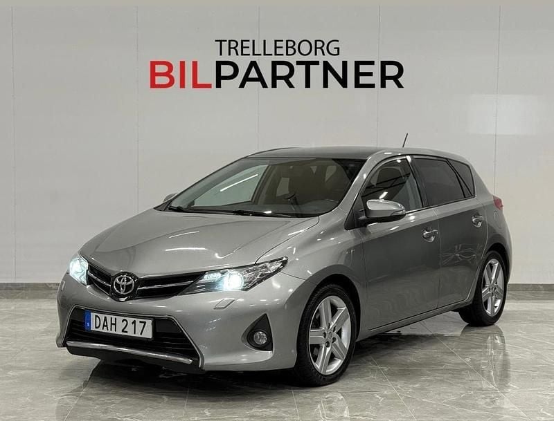 Ljusgrå Begagnad 2013 Toyota Auris Multidrive S Halvkombi | 99 900 kr (Marknadspris) - Bild 1/4