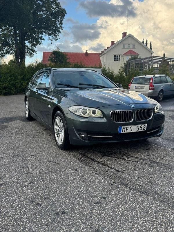 Grön Begagnad 2013 BMW 525 M Sport Kombi | 89 000 kr (Bra pris) - Bild 1/4