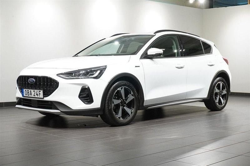 Vit Begagnad 2022 Ford Focus Active Halvkombi | 209 900 kr (Marknadspris) - Bild 1/4
